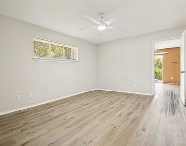 7003 Kingsbury Drive - Photo Thumbnail 6