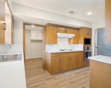 7003 Kingsbury Drive - Photo Thumbnail 2