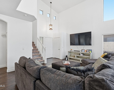 2033 N 107th Drive - Photo Thumbnail 4