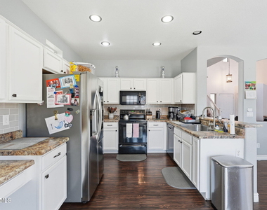 2033 N 107th Drive - Photo Thumbnail 8
