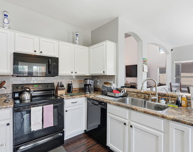 2033 N 107th Drive - Photo Thumbnail 11