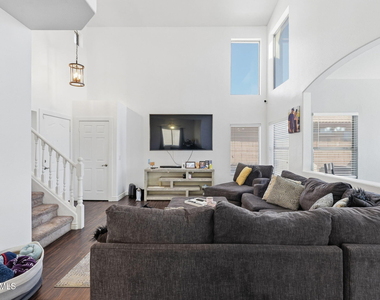 2033 N 107th Drive - Photo Thumbnail 5