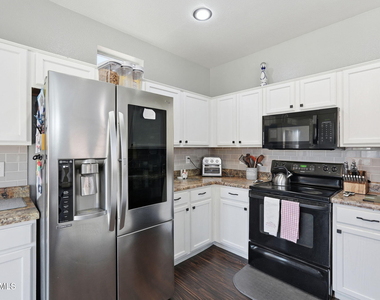 2033 N 107th Drive - Photo Thumbnail 9