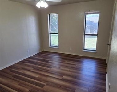 1014 Harbor Lakes Drive - Photo Thumbnail 10