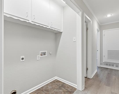 302 W 4th Street - Photo Thumbnail 23