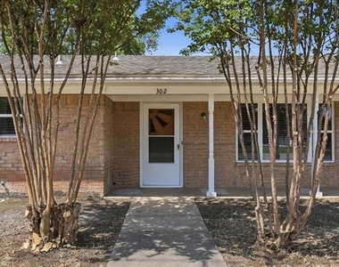302 W 4th Street - Photo Thumbnail 3