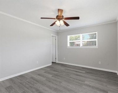 302 W 4th Street - Photo Thumbnail 17