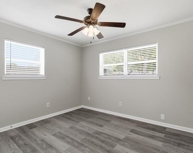 302 W 4th Street - Photo Thumbnail 20