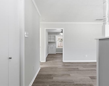302 W 4th Street - Photo Thumbnail 4