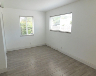 825 Ne 6th Street - Photo Thumbnail 6