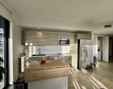 121 Ne 34th Street - Photo Thumbnail 1