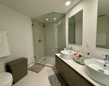 121 Ne 34th Street - Photo Thumbnail 8