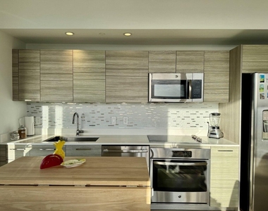 121 Ne 34th Street - Photo Thumbnail 2