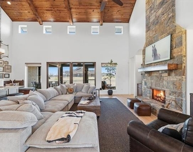 570 S Point Court - Photo Thumbnail 5