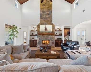 570 S Point Court - Photo Thumbnail 2
