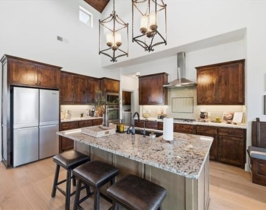 570 S Point Court - Photo Thumbnail 8