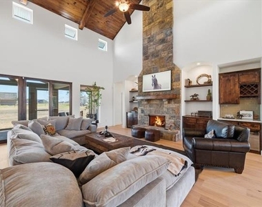 570 S Point Court - Photo Thumbnail 4