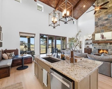 570 S Point Court - Photo Thumbnail 9