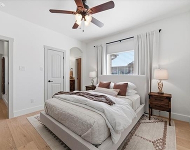 570 S Point Court - Photo Thumbnail 27