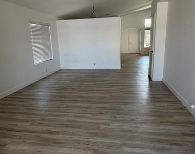 1933 E Tyson Place - Photo Thumbnail 3