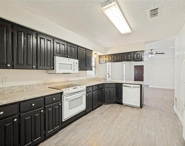 8902 Marilyn Drive - Photo Thumbnail 3