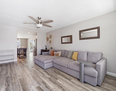 932 W Julie Drive - Photo Thumbnail 5