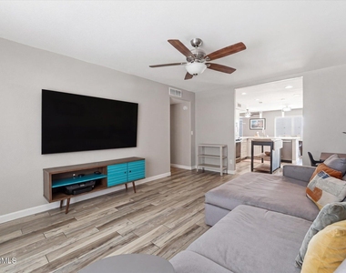 932 W Julie Drive - Photo Thumbnail 6