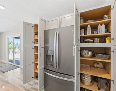 932 W Julie Drive - Photo Thumbnail 15