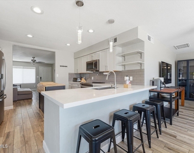 932 W Julie Drive - Photo Thumbnail 8