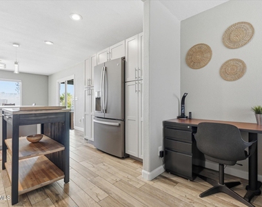 932 W Julie Drive - Photo Thumbnail 7