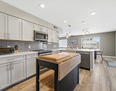932 W Julie Drive - Photo Thumbnail 9