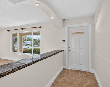 2250 Ne 4th Court - Photo Thumbnail 5