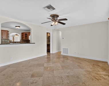 2250 Ne 4th Court - Photo Thumbnail 7