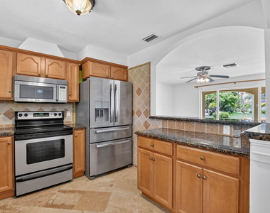 2250 Ne 4th Court - Photo Thumbnail 12