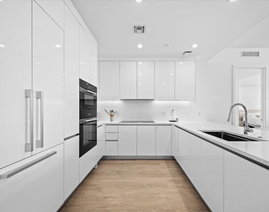 220 Lake Shore Drive - Photo Thumbnail 6
