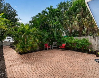 227 N M Street - Photo Thumbnail 4