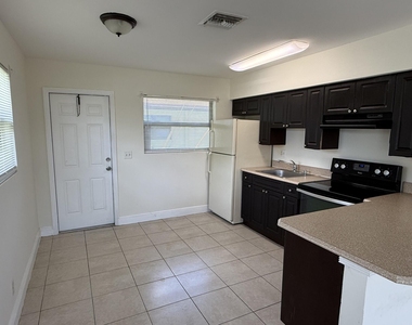 2820 Avenue S - Photo Thumbnail 3