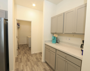 592 Sw Dauphin Avenue - Photo Thumbnail 15