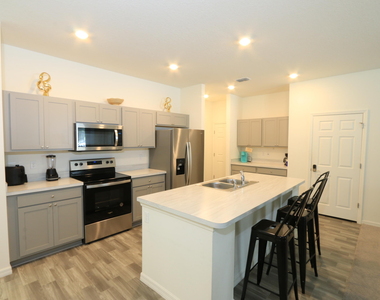 592 Sw Dauphin Avenue - Photo Thumbnail 13