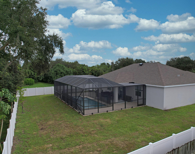 592 Sw Dauphin Avenue - Photo Thumbnail 4