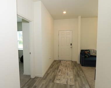 592 Sw Dauphin Avenue - Photo Thumbnail 11