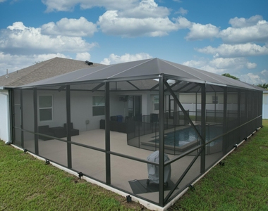592 Sw Dauphin Avenue - Photo Thumbnail 3