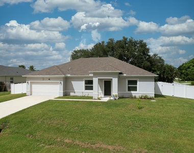 592 Sw Dauphin Avenue - Photo Thumbnail 1