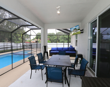 592 Sw Dauphin Avenue - Photo Thumbnail 6