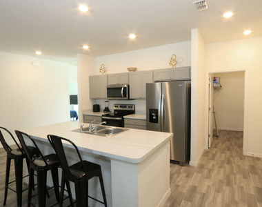 592 Sw Dauphin Avenue - Photo Thumbnail 14