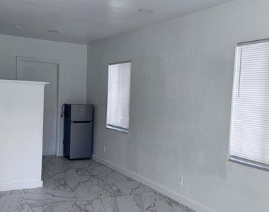 3932 Sw 12th Place - Photo Thumbnail 1