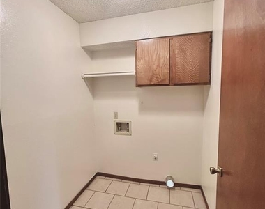 312 Falcon Court - Photo Thumbnail 8
