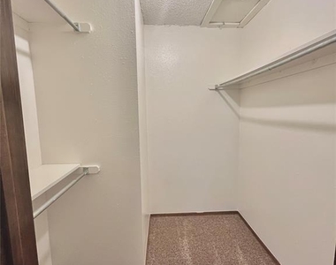 312 Falcon Court - Photo Thumbnail 12
