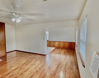 312 Chalmette Drive - Photo Thumbnail 12