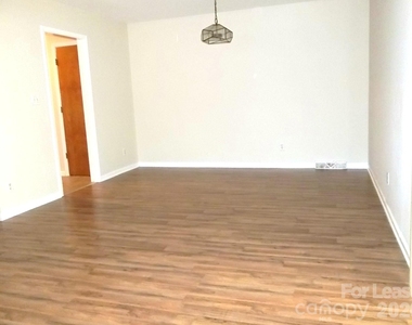 4024 Rosehaven Drive - Photo Thumbnail 6